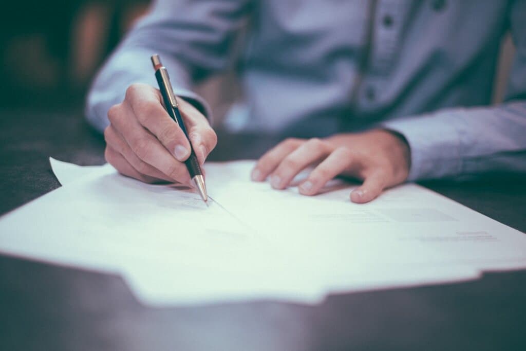 Signature de l'acte authentique de vente immobilière chez le notaire